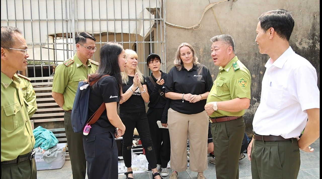 CHI CỤC KIỂM LÂM VÙNG II PHỐI HỢP CHUYỂN GIAO 02 CÁ THỂ GẤU NGỰA TẠI TỈNH NGHỆ AN VỀ TRUNG TÂM CỨU HỘ